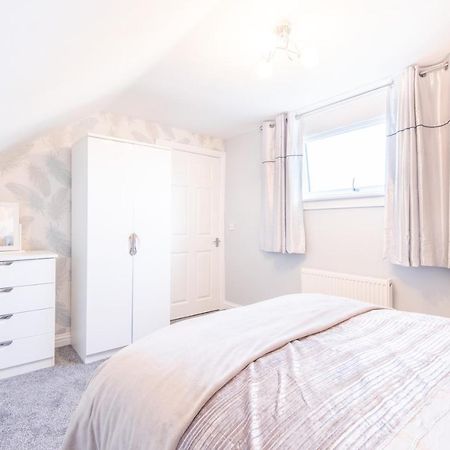 Bright, Fresh, Renovated 3 Bedroom Apartment In The Heart Of Montrose أنغوس المظهر الخارجي الصورة