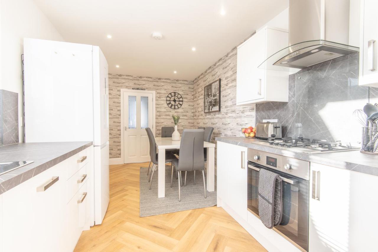 Bright, Fresh, Renovated 3 Bedroom Apartment In The Heart Of Montrose أنغوس المظهر الخارجي الصورة