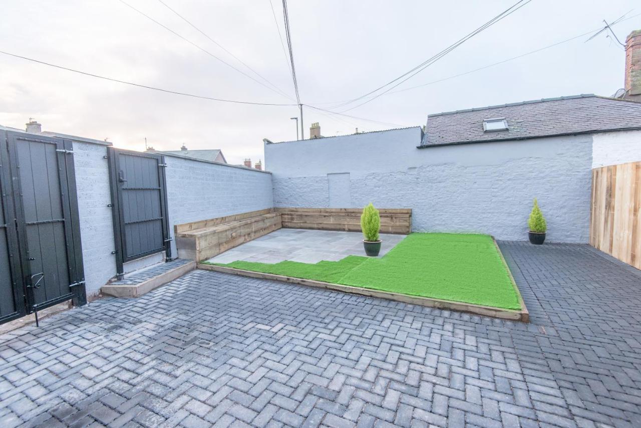 Bright, Fresh, Renovated 3 Bedroom Apartment In The Heart Of Montrose أنغوس المظهر الخارجي الصورة