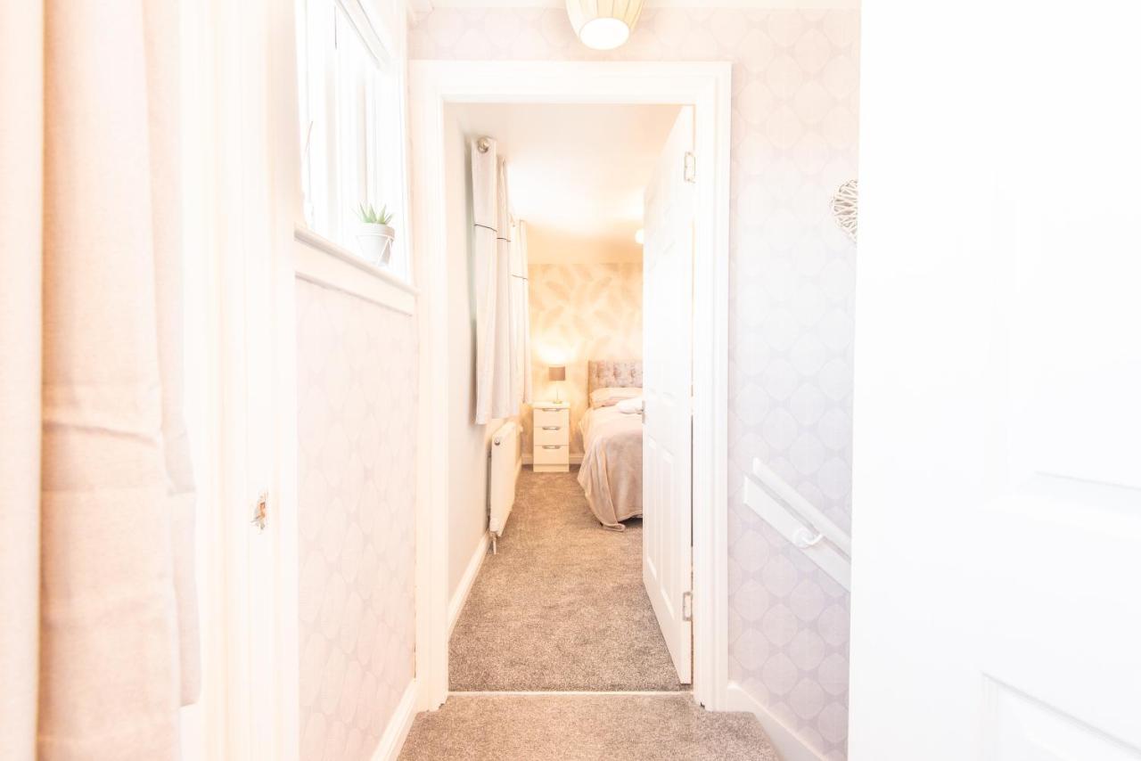 Bright, Fresh, Renovated 3 Bedroom Apartment In The Heart Of Montrose أنغوس المظهر الخارجي الصورة