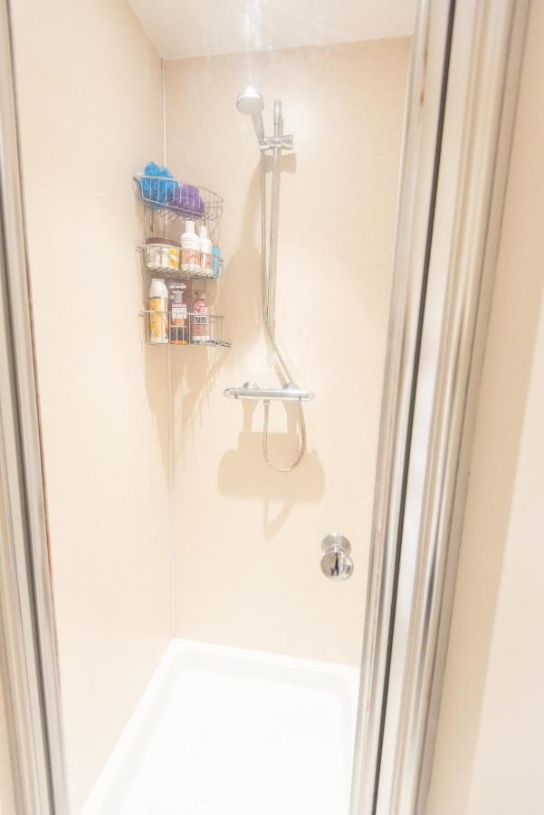 Bright, Fresh, Renovated 3 Bedroom Apartment In The Heart Of Montrose أنغوس المظهر الخارجي الصورة